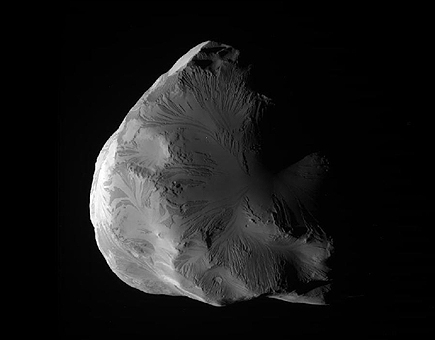 Cassini fotografa a Elena, la diminuta luna de Saturno