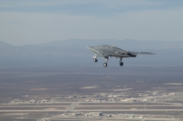 Bombardero a control remoto X-47B realiza su primer vuelo