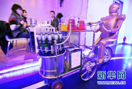China inaugura restaurante atendido slo por robots