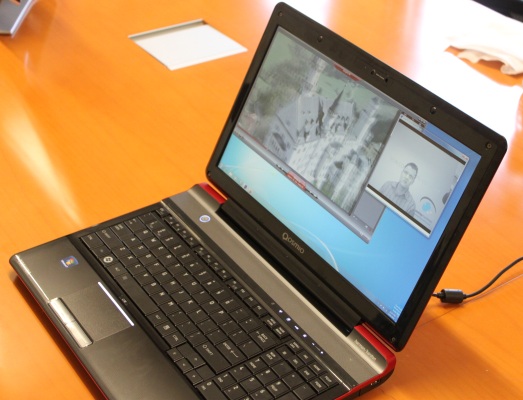 Toshiba muestra laptop 3D que usa una webcam para seguir la vista y eliminar las gafas especiales