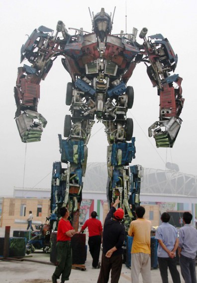 Transformer de chatarra de 10 metros fue instalado en Beijing